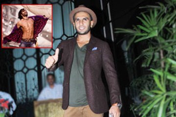 OMG: Ranveer Singh turns into a stripper in public!