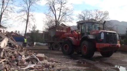 Deniz Kenarında Bulunan Tesisler Belediye Ekiplerince Yıkıldı