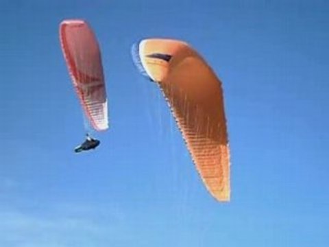 Cantal: Vol en parapente au dessus de Mandaille (le tal)