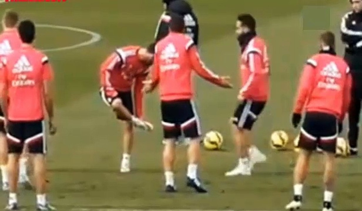 Isco vacila a Toni Kroos y Chicharito Hernandez dejandola pasar Real Madrid