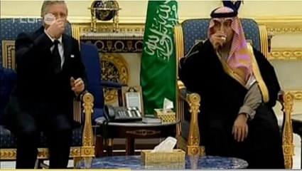 Michelle Obama et la polémique du voile oublié devant les Saoudiens