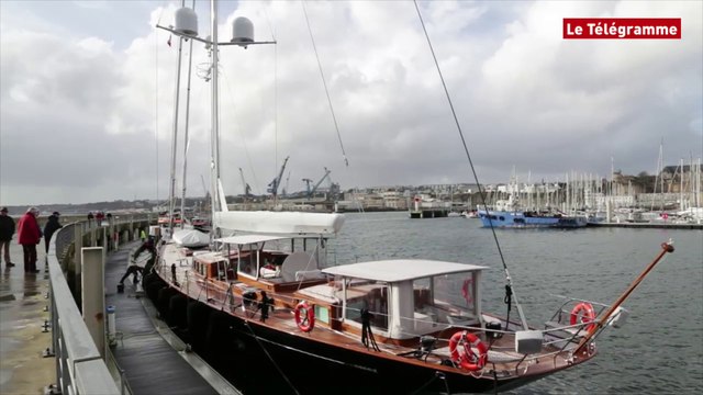 Brest. Un voilier spectaculaire au port du Château