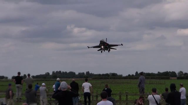 Самолет F-16 чуть не скосил зрителей