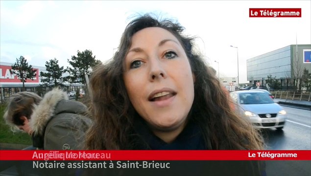 Saint-Brieuc. Des salariés du notariat manifestent au-dessus de la RN12
