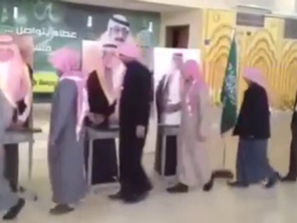Saudi swearing allegiance to photos