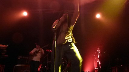 omar perry backed by dub akom et Guillaume Stepper Briard - Right left (live)