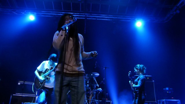 omar perry backed by dub akom et Guillaume Stepper Briard - we war (live)