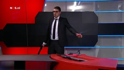 _فيديو مترجم شاب مغاربي يهاجم استوديو القناة الهولندية بمسدس مزيف نشرة الأخبار المباشرة 29_1_15