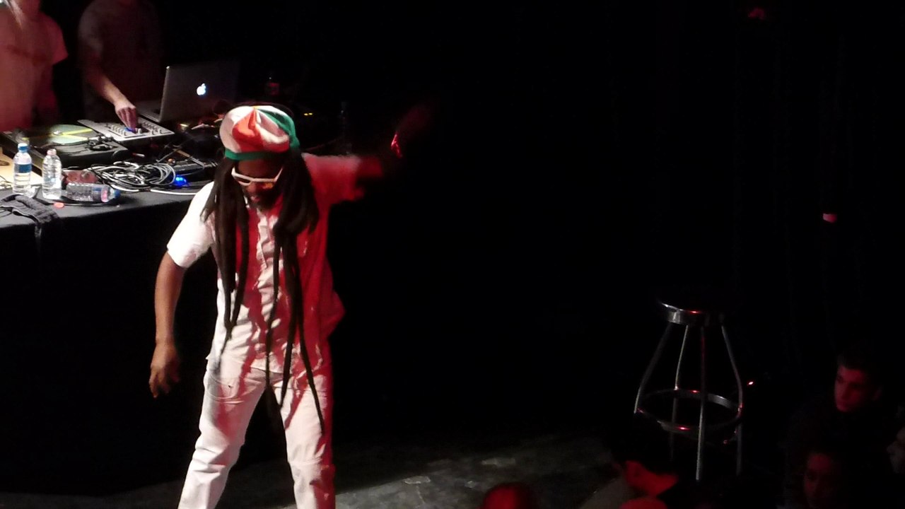 david hinds (steel pulse) backed by kill dem crew a l'akwaba - ravers (live)