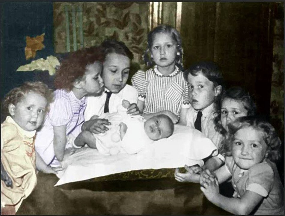 Colorisation of a photograph of eight siblings