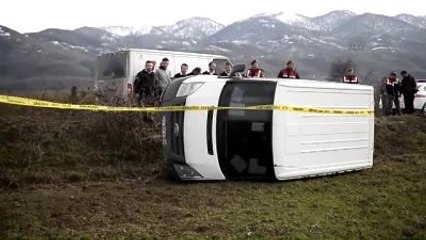 Para Nakil Aracı Şarampole Devrildi