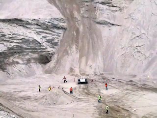 The Most Dangerous Video - Vehicle Getting up on the Mountain