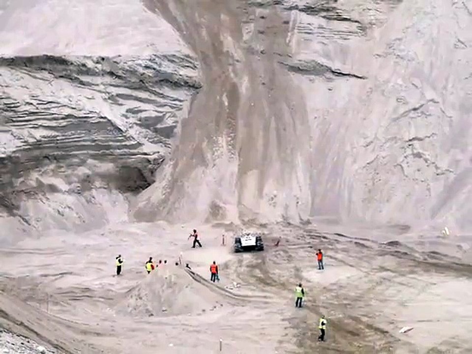 The Most Dangerous Video - Vehicle Getting up on the Mountain