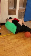 Un match de  Basket-ball tourne en combat de MMA...