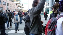 Les policiers de Seattle arrosent à la bombe au poivre des étudiants et prof qui manifestent