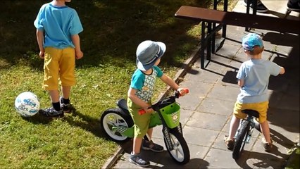 Sportující a hrající si děti