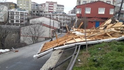 Fırtına Evlerin Çatılarını Uçurdu