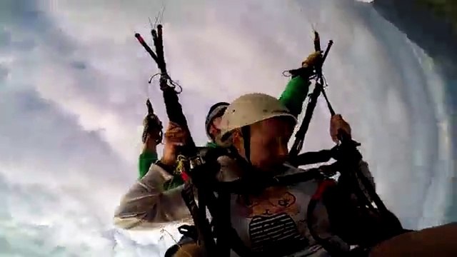 Un parachute se déchire en deux en plein vol