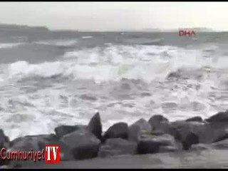 İstanbul'da dev dalga manzaralı lodos selfiesi