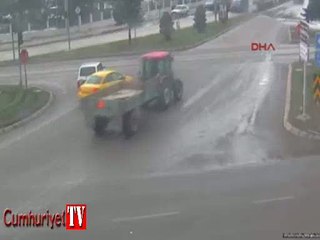 Hasta taşıyan ambulans traktöre çarptı: 2 yaralı