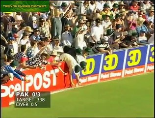 Shahid Afridi hit in the head n Blazing Cameo 18(9) vs Australia 99/00. Via Trevor Byers- PlayItpk