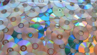 Cómo eliminar la película exterior en CDs para reciclarlos