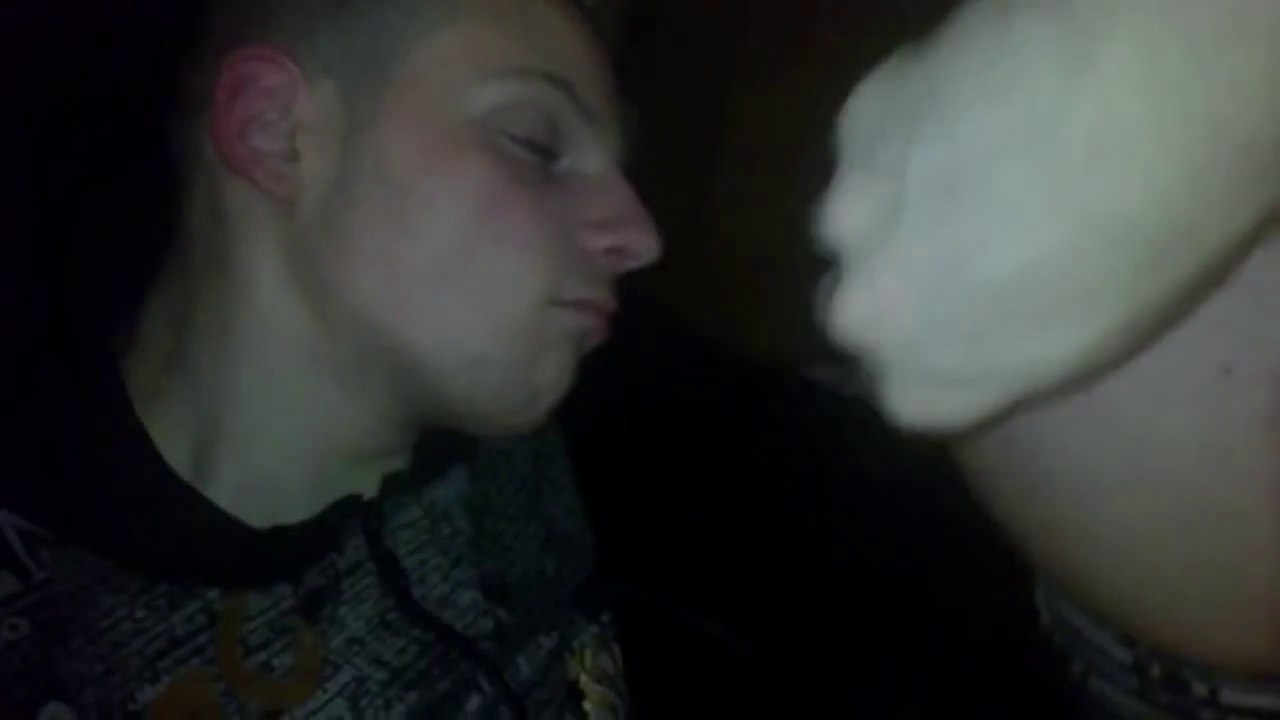 "Le cul qui pue" : Péter au visage de ses amis pendant qu'ils dorment