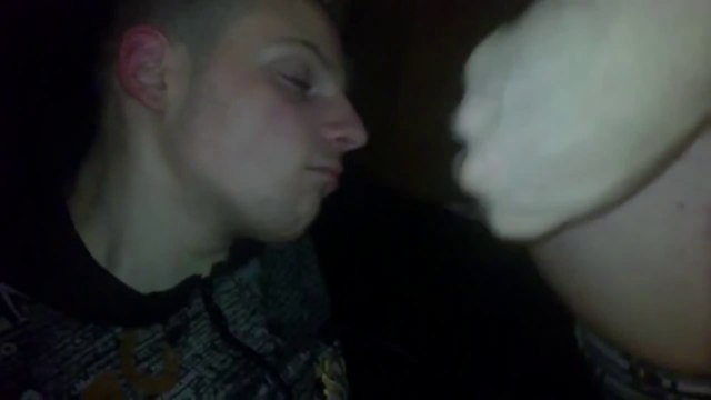 Le cul qui pue : Péter au visage de ses amis pendant qu'ils dorment