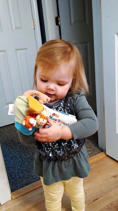 Une petite fille trop mignonne chante "Old MacDonald Had A Farm"