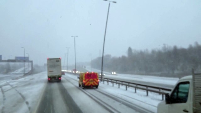 Des lampadaires dansent dans la tempête au bord de l'autoroute : flippant