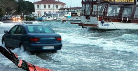 Şiddetli Lodos Nedeniyle Deniz Kara ile Birleşti, Tekneler Battı