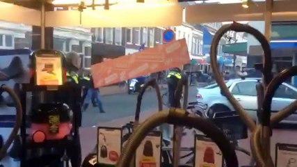 Getrokken pistolen in Ebbingestraat; vijf mensen opgepakt - RTV Noord