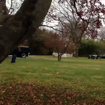 Un buggy saute par-dessus une maison