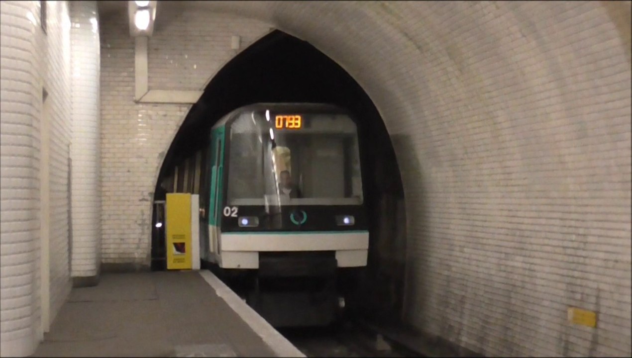 MF88 : Arrivée à la station Buttes Chaumont sur la ligne 7bis du métro parisien