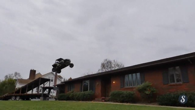 Aaron Savage saute au-dessus d'une maison en buggy