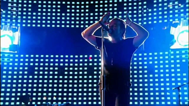 U2 Miss Sarajevo Bono em seus ouvidos