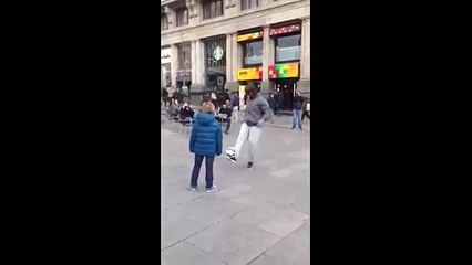 Cristiano Ronaldo déguisé en SDF fait une surprise à un enfant