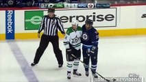 Hockey sur glace - Dustin Byfuglien bloque son adversaire... entre ses jambes