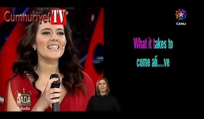 Pelin Akil'den canlı performans