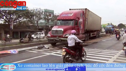 Xe container lao lên giải phân cách, húc đổ cột đèn đường