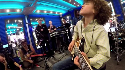 Video herunterladen: Un gamin de 11 ans jue de la guitare comme Hendrix : démo du surdoué au NAMM