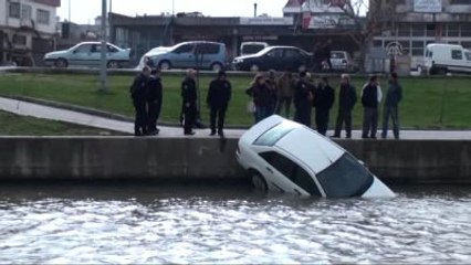 Sürücüsünün El Frenini Çekmediği Araç, Fırtınanın Etkisiyle Çaya Düştü