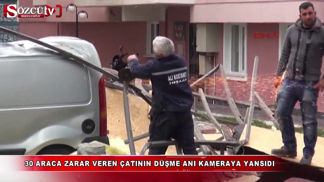 30 araca zarar veren çatının düşme anı kameraya yansıdı