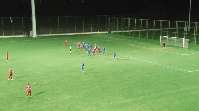 Il inscrit un coup franc de plus de 40m