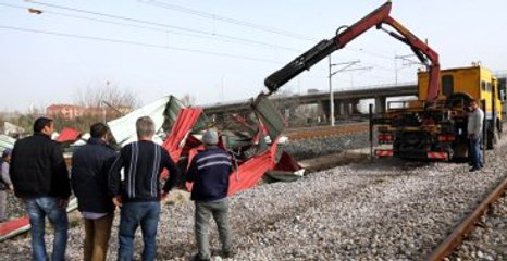 Kocali'de YHT Hattına Çatı Düştü