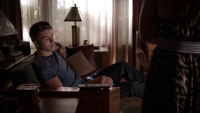 Pretty Little Liars - 5x18 - Sneak Peek - Extrait de Oh, What Hard Luck Stories They All Hand Me avec Aria et Mike