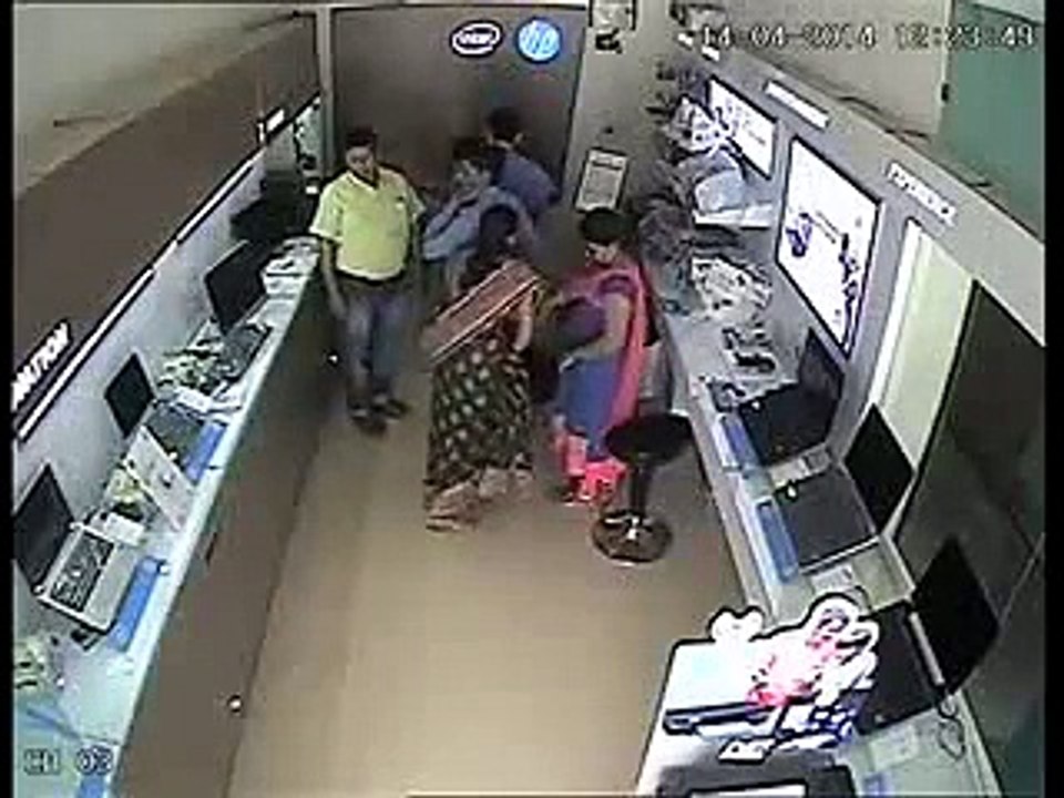 Lady Thief Stealing Laptop Caught In CCTV Footage - Must Watch