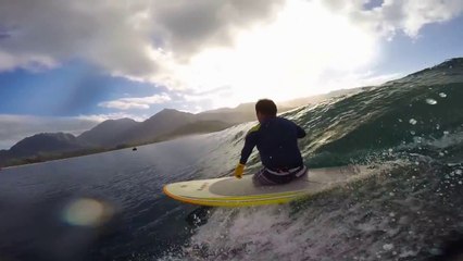 Un triple amputé surfe une vague à Hawaï