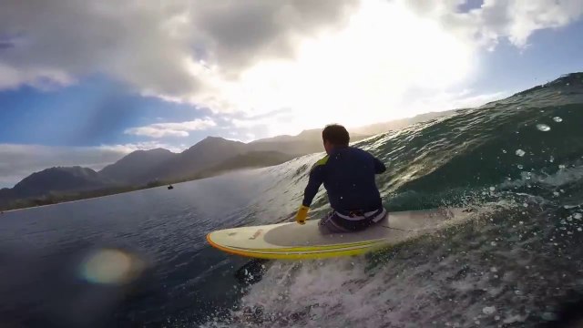 Un triple amputé surfe une vague à Hawaï