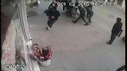 Alüminyum Çatının Durakta Bekleyenlerin Üzerine Düşme Anı: 2 Yaralı